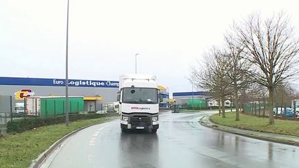 Les chauffeurs routiers, qui ont contribué à faire tourner le pays lors de la crise sanitaire, disent aujourd'hui souffrir d'un manque de reconnaissance.&nbsp;Ils réclament une hausse des salaires, notamment pour faire face à l'inflation. (CAPTURE D'ÉCRAN FRANCE 3)