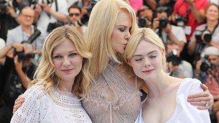 Kirsten Dunst (à gauche), Nicole Kidman et Elle Fanning, telles des anges posant lors du photocall de "Les Proies" de Sophia Coppola. 
 (Valéry Hache / AFP)