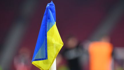 Le drapeau de l'Ukraine sur un poteau de corner à Hampden Park (Glasgow), le 24 mars 2022. (ANDY BUCHANAN / AFP)