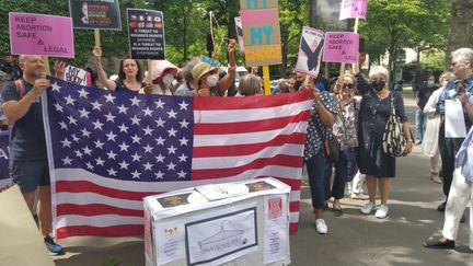 Une grosse centaines de manifestantes sont venues dénoncer le possible retour en arrière des États-Unis sur le droit à l'avortement. (ANTOINE JEUFFIN / FRANCEINFO)