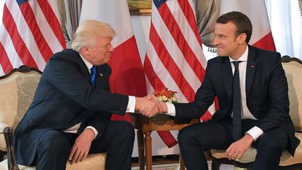 La poignée de mains entre Donald Trump et Emmanuel Macron a été scrutée par les journalistes du monde entier. (MANDEL NGAN / AFP)