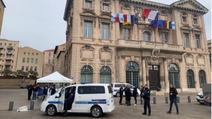 Devant la mairie de Marseille, le samedi 12 mars 2022. (MELANIE FREY / FRANCE TELEVISIONS)