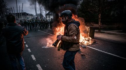 Un photographe couvre la manifestation des "gilets jaunes" à Bourges (Cher), le 12 janvier 2019.
 (NICOLAS MESSYASZ/SIPA)