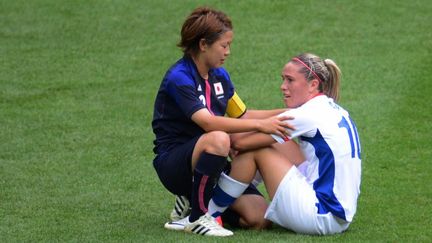 La Japonaise&nbsp;Azusa Iwashimizu console la Fran&ccedil;aise&nbsp;Camille Abilly, le 6 ao&ucirc;t au stade de Wembley. Les Bleues ont fini quatri&egrave;me du tournoi olympique. (CHRISTOPHE SIMON / AFP)