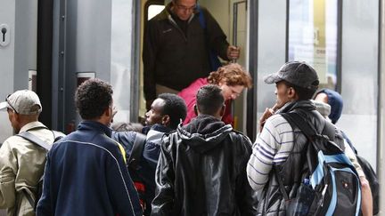 Migrants africains s'apprêtant à prendre le train pour l'Allemagne le 21 mai 2015. (AFP - PIERRE TEYSSOT / CROWDSPARK)