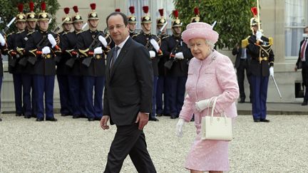 Elizabeth II accueillie &agrave; l'Elys&eacute;e par Fran&ccedil;ois Hollande, le 5 juin 2014. (PHILIPPE WOJAZER / REUTERS)