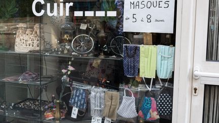 Des masques réutilisables dans la vitrine d'un magasin, à Paris, le 17 mai 2020.&nbsp; (RICCARDO MILANI / HANS LUCAS / AFP)