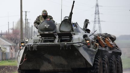 Un blind&eacute; ukrainien pr&egrave;s d'une barricade des s&eacute;paratistes pro-russes, &agrave; Sloviansk (Ukraine), le 21 avril 2014. (GUILLAUME BRIQUET / CITIZENSIDE.COM / AFP)