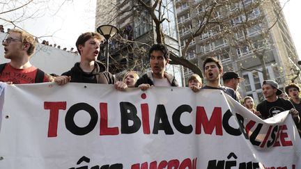 Des étudiants de la faculté de Tolbiac manifestent à Paris, le 20 avril 2018. (THOMAS SAMSON / AFP)