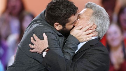 L'animateur Mouloud Achour (G) embrasse l'acteur am&eacute;ricain Dustin Hoffman, sur le plateau du "Grand Journal" sur Canal +, le 27 mars 2013&nbsp;&agrave; Paris.&nbsp; (FRANCOIS GUILLOT / AFP)