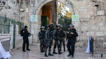 Des forces de sécurité israéliennes déployées près de l'Esplanade des mosquées, le 15 avril 2022. (AHMAD GHARABLI / AFP)