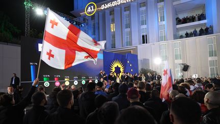 Aanhangers en leden van de Georgian Dream-partij wachten op de resultaten van de parlementsverkiezingen van 26 oktober 2024 in Tbilisi (Georgië). (Gyorgy Arzjivanidze/AFP)