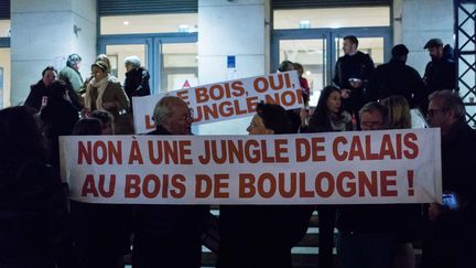 Des opposants à un projet de centre d'hébergement manifestent en marge d'une réunion publique à l'université Paris Dauphine, dans le 16e arrondissement de la capitale, le 14 mars 2016. (MAXPPP)