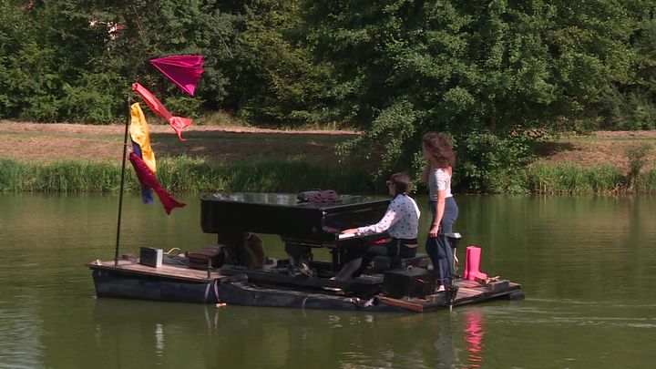 En journée, les artistes prennent le temps de répéter et de s'acclimater au lieu. (France 3 Rhône-Alpes)