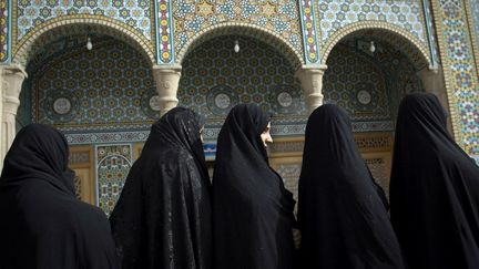 Des femmes patientent dans la file d'attente d'un bureau de vote &agrave; Qom (Iran), le 2 mars 2012. (BEHROUZ MEHRI / AFP)