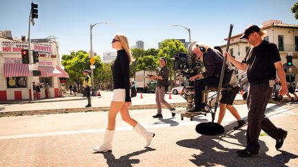 Margot Robbie et Robert Richardson (directeur photo, a la camera) sur le tournage de "Once Upon a Time in Hollywood" de Quentin Tarantino en 2018. (ANDREW COOPER)