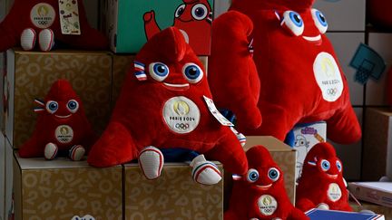 Peluches Phrygès, mascotte des Jeux Olympiques et Paralympiques de Paris 2024, dans l'atelier Doudou et Compagnie à La Guerche-de-Bretagne (Ille-et-Vilaine). (DAMIEN MEYER / AFP)