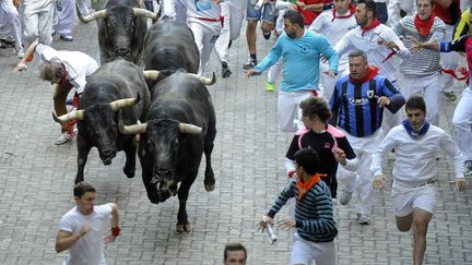 Des participants aux f&ecirc;tes de San Firmin, courent dans les rues de Pampelune (Espagne), lundi 14 juillet 2014.&nbsp; (RAFA RIVAS / AFP)