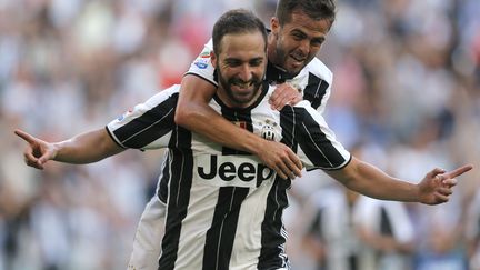 Gonzalo Higuain et Miralem Pjanic, les nouveaux Turinois, à la fête (MARCO BERTORELLO / AFP)