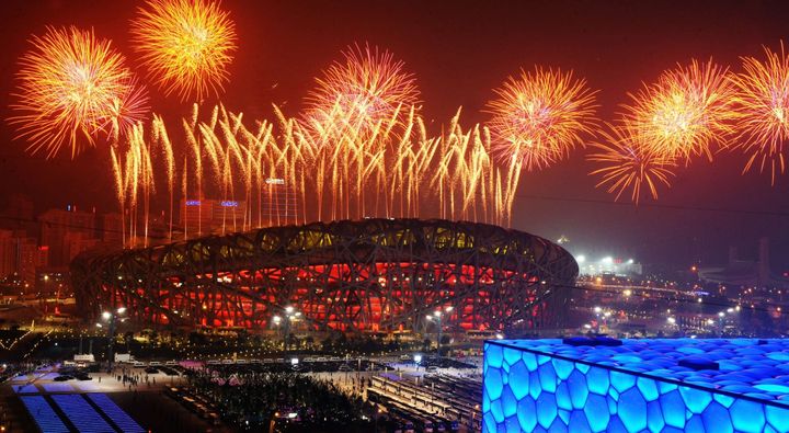 Photo prise le 8 août 2008 lors du feu d'artifice tiré lors de la cérémonie d'ouverture des Jeux olympiques de Pékin, qui s'est déroulée au Stade national, également connu sous le nom de Nid d'oiseau.&nbsp; (XU JIAJUN / XINHUA)