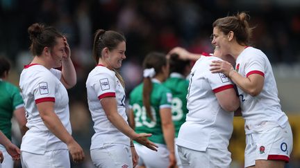 Les Anglaises célèbrent leur victoire contre l'Irlande lors du Tournoi des 6 Nations, le 24 avril 2022. (ADRIAN DENNIS / AFP)