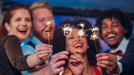 Un groupe d'amis fête l'année 2022. (RGSTUDIO / GETTY IMAGES)