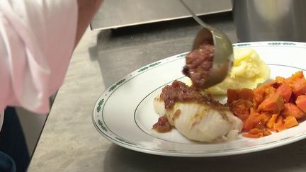 L'Auberge Napoléon à Grenoble (Isère) est une adresse mythique de la gastronomie. Le propriétaire a vendu son établissement, qui accueille désormais dans l'équipe des personnes handicapées. (France 3)