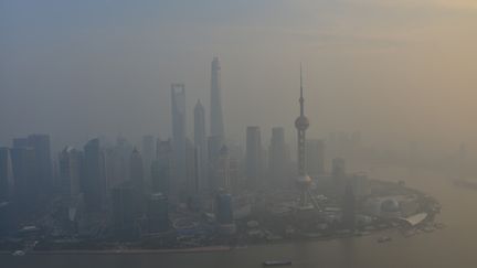 La ville de Shangaï (Chine) plongée dans un nuage de pollution, le 15 décembre 2015. (SHEN CHUNCHEN / IMAGINECHINA / AFP)