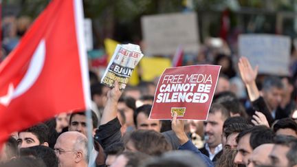 &nbsp; (Manifestation à Istambul le 28 octobre après le spectaculaire assaut policier contre deux télévisions du groupe de médias Ipek-Koza, réputé proche de l'opposition, qui a ravivé les critiques contre le président Erdogan © Maxppp)