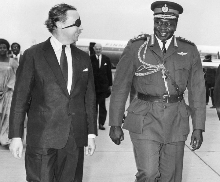 Le maréchal Idi Amin Dada en visite à Londres est accueilli par le chef du bureau du Commonwealth  Lord Mowbray le 13 juillet 1971, au lendemain de son coup d'Etat. (Photo AFP)