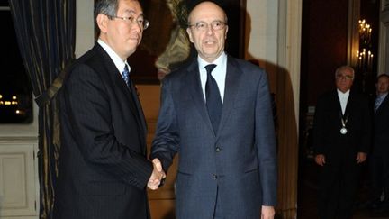 Alapin Juppé rencontrant à Paris le ministre des Affaires étrangères japonais Takeaki Matsumoto (AFP/Miguel Médina)