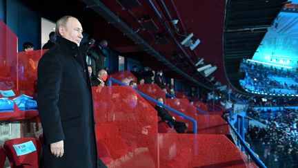 Le président russe, Vladimir Poutine, dans les tribunes du Stade olympique de Pékin durant la cérémonie d'ouverture des Jeux olympiques, le 4 février 2022.&nbsp; (KREMLIN PRESS OFFICE / ANADOLU AGENCY / AFP)