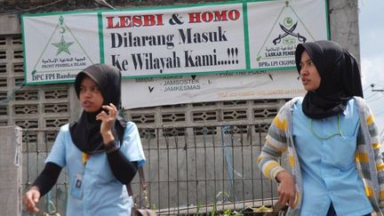 Photo prise le 27 janvier 2016 à Bandung (ouest), sur l'île indonésienne de Java: «Hommosexuels et lesbiennes interdits dans notre quartier», lit-on sur une banderole. (TIMUR MATAHARI / AFP)