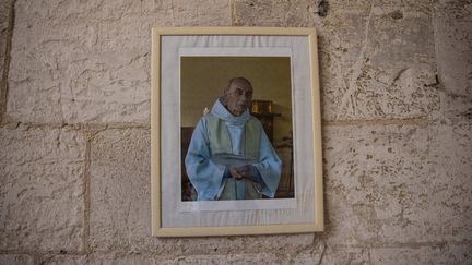 Un portrait du père Jacques Hamel, assassiné le 26 juillet 2016 dans son église de Saint-Etienne-du-Rouvray (Seine-Maritime). (SAMEER AL-DOUMY / AFP)