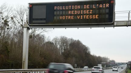 Un panneau annon&ccedil;ant un pic de pollution atmosph&eacute;rique, le 1er janvier 2015, pr&egrave;s de Rennes (Ille-et-Vilaine). (DAMIEN MEYER / AFP)