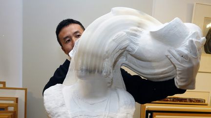 Buste mouvant en papier de l'artiste chinois Li Hongbo exposé au musée du papier d'Angoulême. 
 (PHOTOPQR/SUD OUEST/MAXPPP)