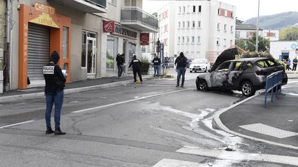 La police judiciaire et la police scientifique et technique après l'attaque ratée d'un fourgon blindé à Saint-Chamond (Loire), le 25 septembre 2017. (MAXPPP)
