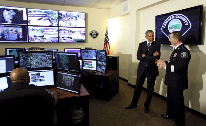 Le président Barack Obama visite les locaux de la police du comté de Camden, dans le New Jersey, le 18 mai 2015. (JONATHAN ERNST / REUTERS)