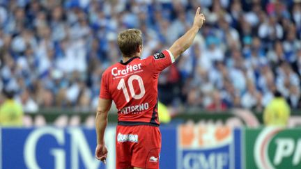 Jonny Wilkinson (Toulon) plaqué par Rodrigo Capo-Ortega et Richie Gray (Castres) (BORIS HORVAT / AFP)