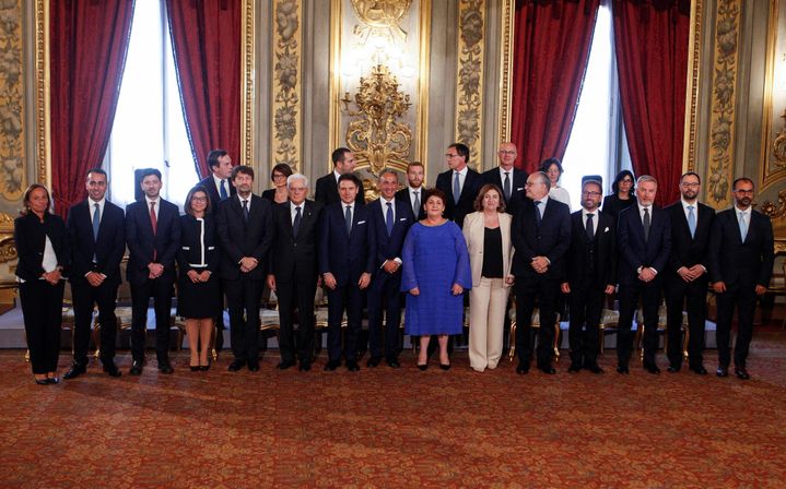 Le président de la République, Sergio Mattarella, et le Premier ministre, Giuseppe Conte, assistent à la cérémonie de prestation de serment du nouveau gouvernement italien, le 5 septembre 2019 à Rome. (RICCARDO DE LUCA / ANADOLU AGENCY / AFP)