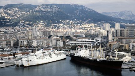 Vue a&eacute;rienne du port de la ville de Toulon et du croiseur Colbert, re&ccedil;ue par l'AFP le 8 f&eacute;vrier 1968. (AFP)