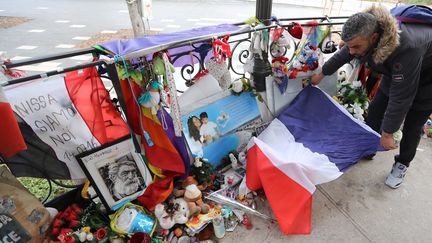 Le 7 février 2017, la plupart des souvenirs déposés au kiosque à musique du jardin Albert 1er en mémoire des victimes de l’attentat du 14 juillet 2016 ont été déménagés pour être mis à l'abri du temps et des intempéries.  (VALERY HACHE / AFP)