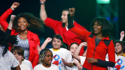 La First lady, Michelle Obama (D) et la joueuse de tennis,&nbsp;Serena Williams (G) dansent avec des enfants &agrave; l'occasion d'un &eacute;v&eacute;nement destin&eacute; &agrave; promouvoir l'activit&eacute; physique &agrave; Chicago (Illinois, Etats-Unis), le 28 f&eacute;vrier 2013. (JEFF HAYNES / REUTERS)