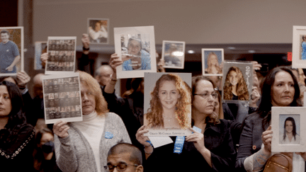 Des familles américains brandissent, au Sénat, le portrait de leurs enfants accros au réseaux sociaux et qui se sont donnés la mort. (Babel doc / Together Média)