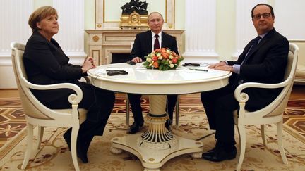 La chanceli&egrave;re allemande Angela Merkel, le pr&eacute;sident russe Vladimir Poutine et le pr&eacute;sident fran&ccedil;ais Fran&ccedil;ois Hollande, lors d'une r&eacute;union au Kremlin (Russie), le 6 f&eacute;vrier 2016.&nbsp; (MAXIM ZMEYEV / AFP)