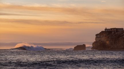 Grâce&nbsp;à une petite balise qui se connecte par satellite, les pêcheurs peuvent aller récupérer les engins qu'ils ont perdus. (JEAN-BAPTISTE PREMAT / HANS LUCAS)