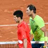 Novak Djokovic et Rafael Nadal lors de la demi-finale de Roland-Garros 2022, remportée par l'Espagnol. (VICTOR JOLY / AFP)