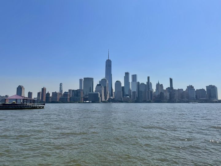 L'île de Manhattan vue depuis Jersey City, dans l'Etat voisin du New Jersey (Etats-Unis), le 25 août 2021. (MARIE-VIOLETTE BERNARD / FRANCEINFO)