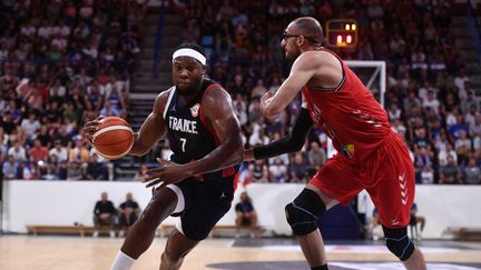 Guerschon Yabusele lors du match entre la France et la Tunisie, le 31 juillet 2023 à Pau. (GAIZKA IROZ / AFP)