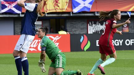 Carolina Mendes (à droite) vient de crucifier l'Ecosse (TOBIAS SCHWARZ / AFP)